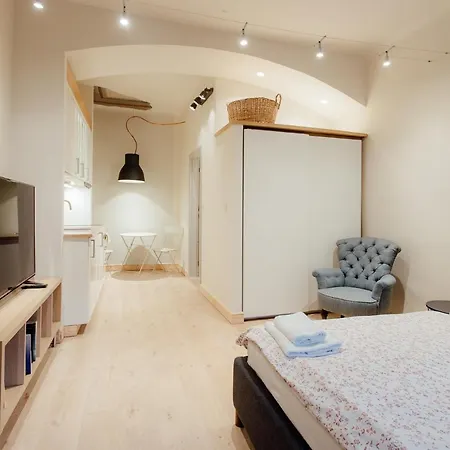 Commodus Ix Apartment *