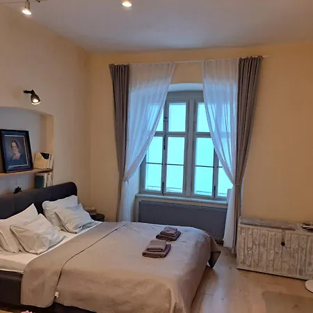 Commodus Ix Apartment